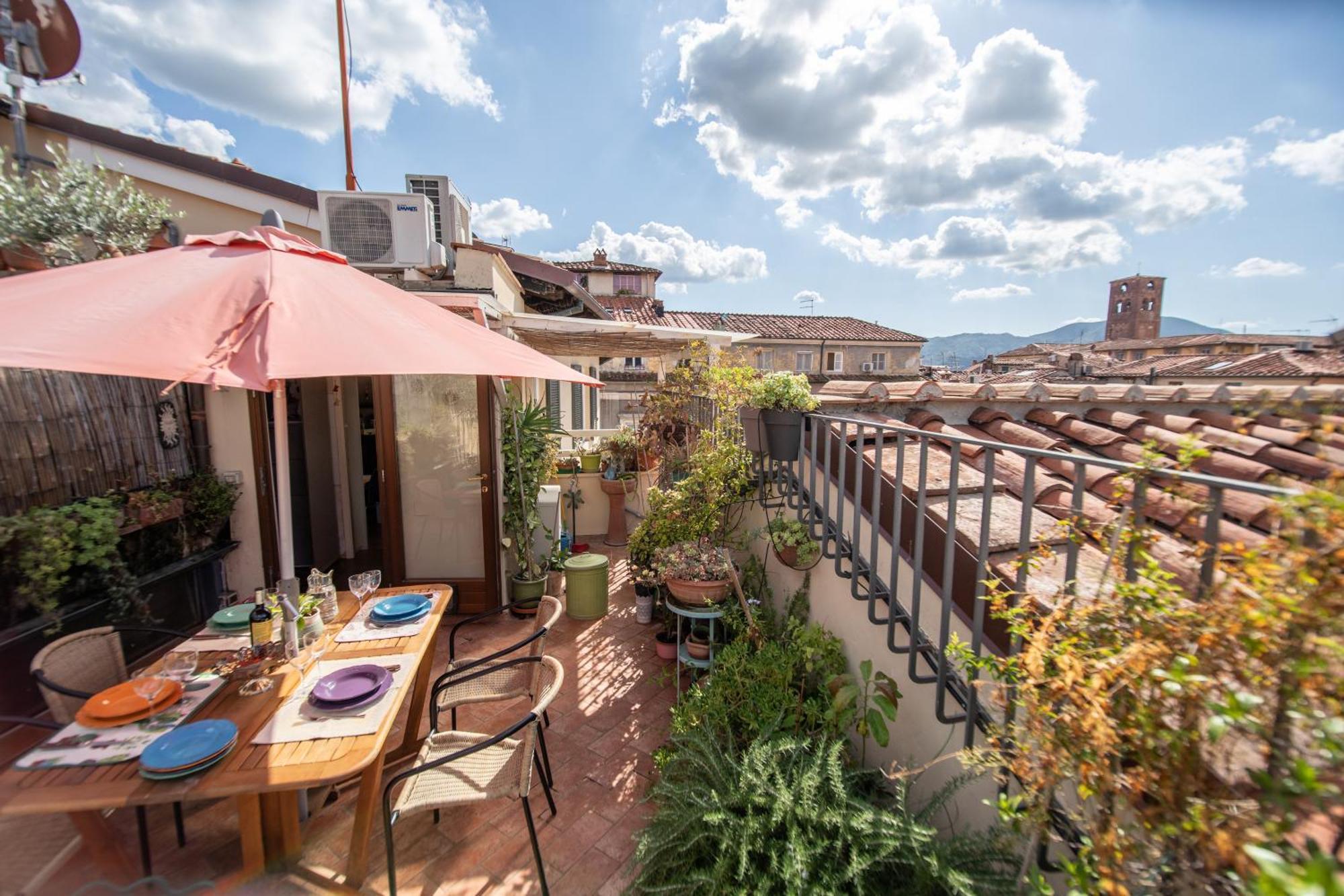 Appartement Residenza Al Pavone Luxury With Terrace à Lucques Extérieur photo