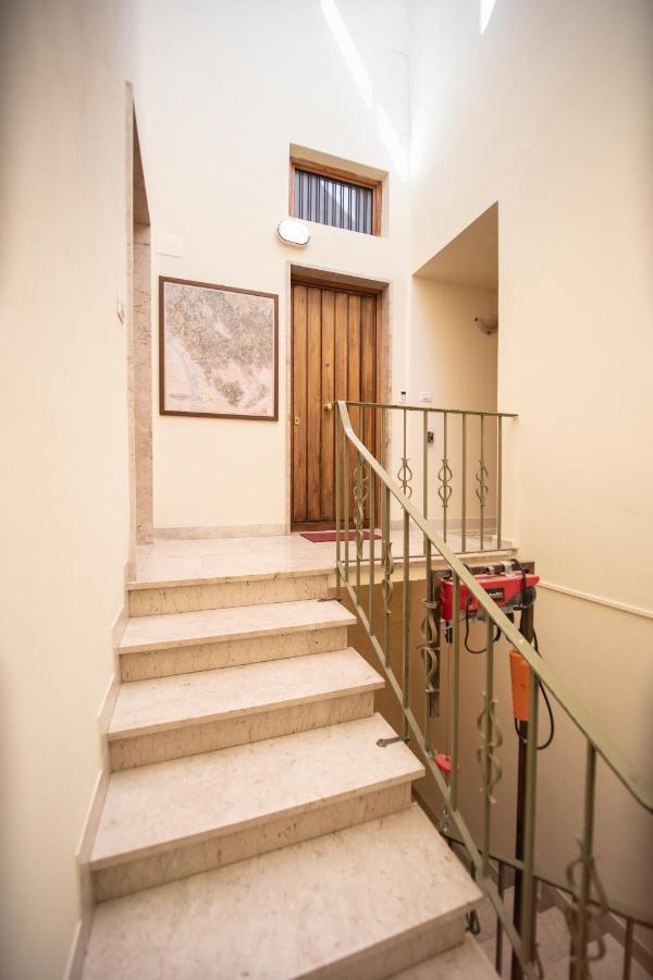 Appartement Residenza Al Pavone Luxury With Terrace à Lucques Extérieur photo
