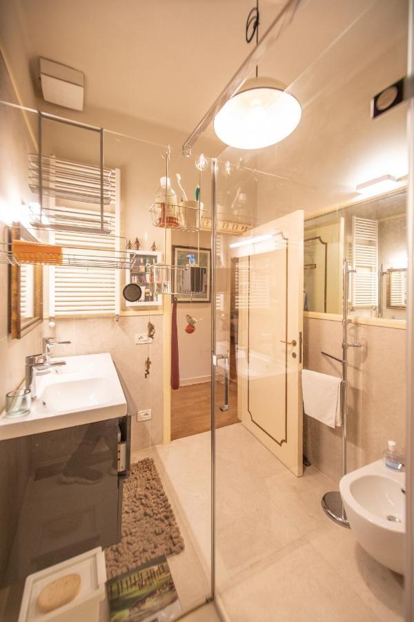 Appartement Residenza Al Pavone Luxury With Terrace à Lucques Extérieur photo